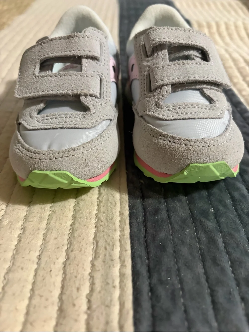Saucony Kids Light Gray and Pink Hook-and-Loop Sneakers with Green Outsole